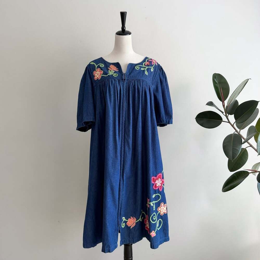 Go Softly Woman Embroidered Denim Patio Dress Size 1X Full Zip Pockets